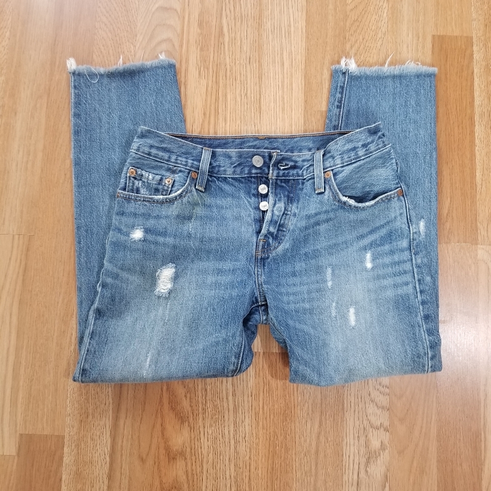 501 Levi's Medium Wash Distressed Button Fly Levi's Jeans. - Picture 15 of 15